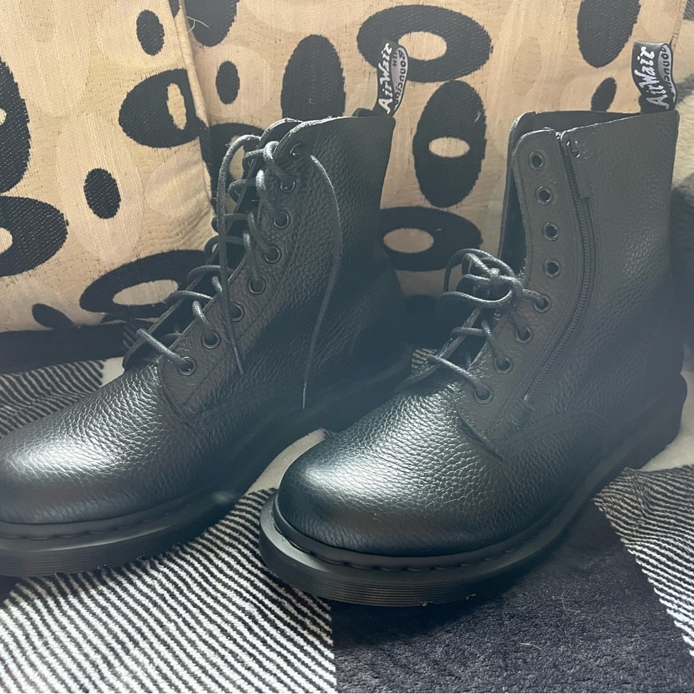 Dr. Martens black pebbled leather zip 1460 Pascal boots size US 11 L UK 9 EU 43